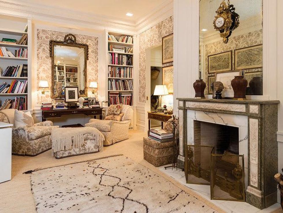 10000 Hollow Way her master sitting area