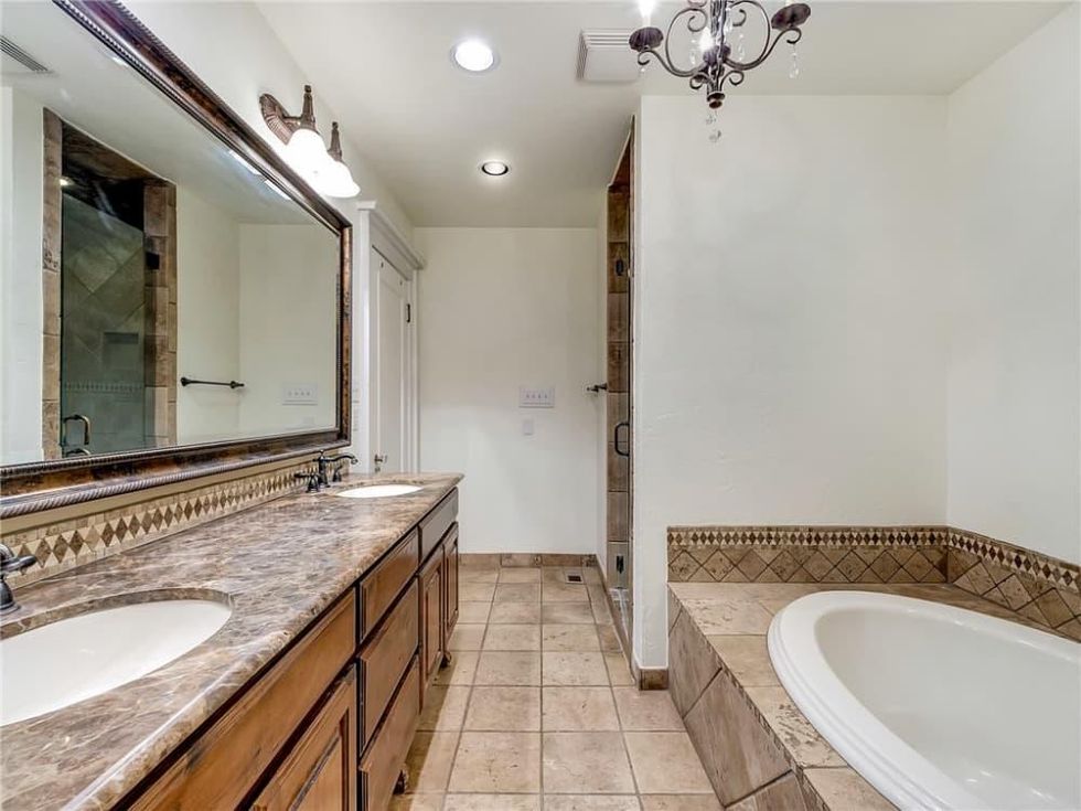 1414 Mistletoe Dr bathroom