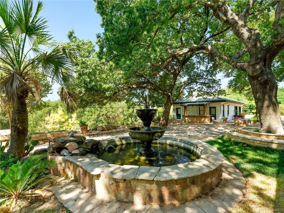 1414 Mistletoe Dr fountain