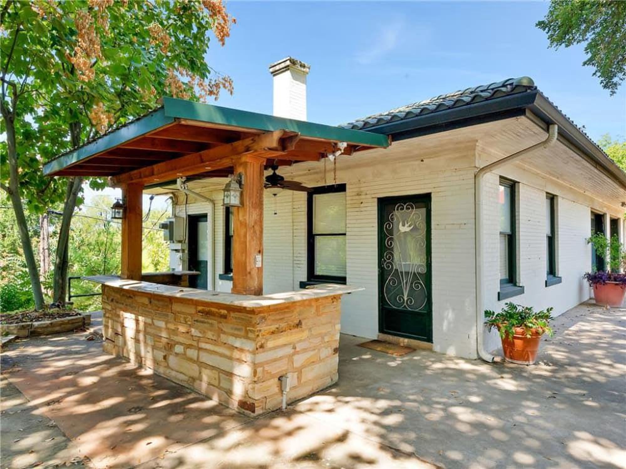 1414 Mistletoe Dr guest house