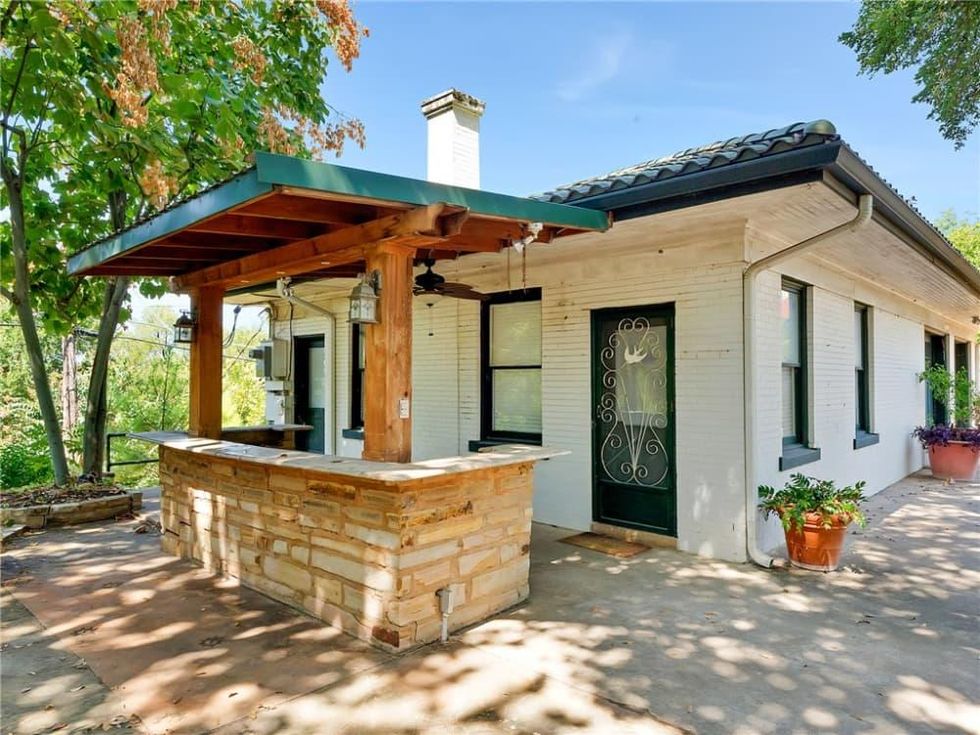 1414 Mistletoe Dr guest house