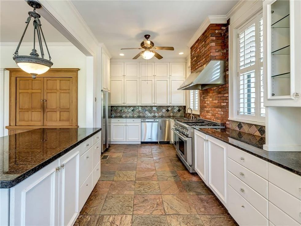 1414 Mistletoe Dr kitchen