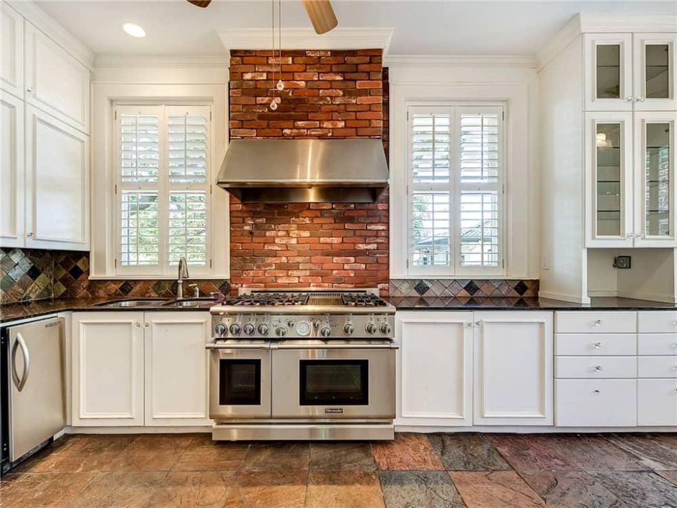 1414 Mistletoe Dr kitchen