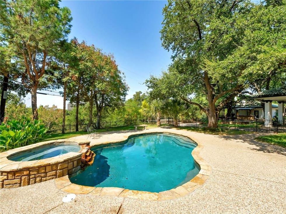 1414 Mistletoe Dr pool