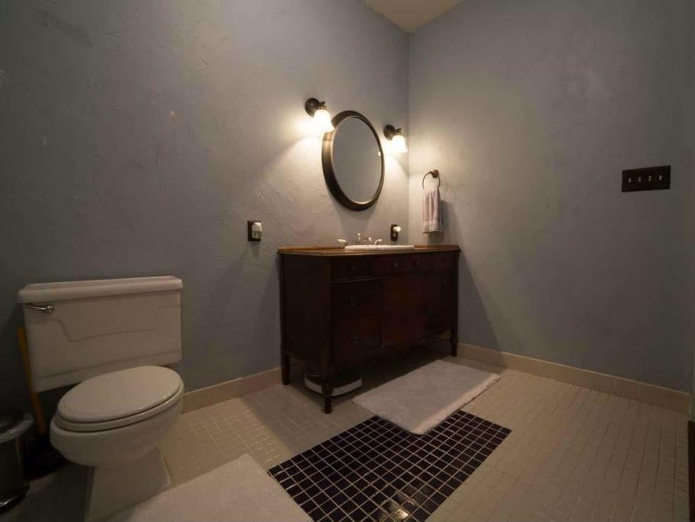 2509 Willing Ave., bathroom