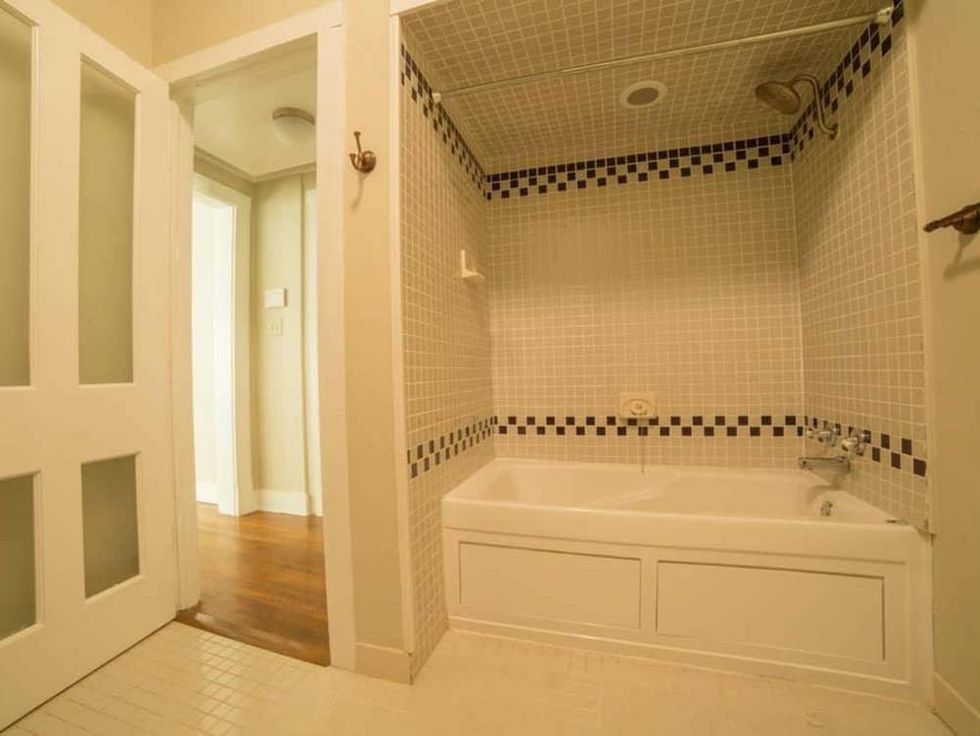 2509 Willing Ave., bathroom