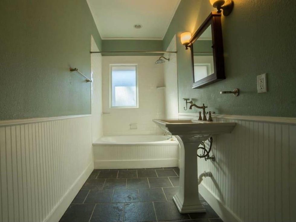 2509 Willing Ave., bathroom