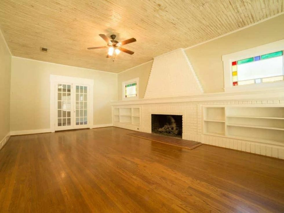 2509 Willing Ave., living room