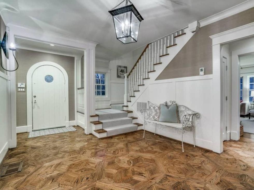 5450 Auburndale Ave. foyer