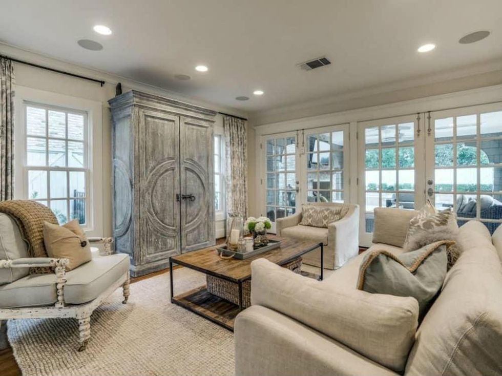 5450 Auburndale Ave. living room