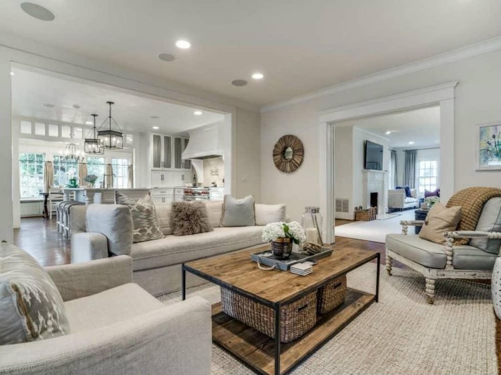 5450 Auburndale Ave. living room