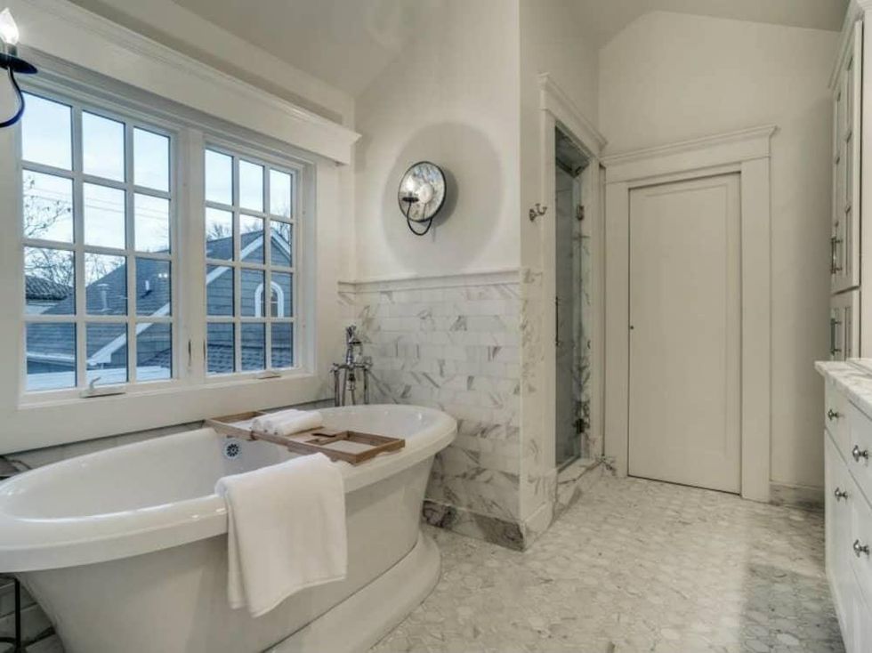 5450 Auburndale Ave. master bathroom