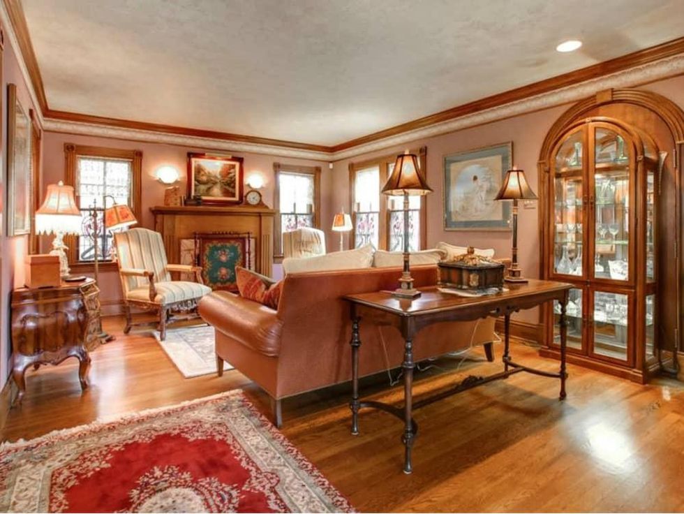 800 Virginia Pl. living room