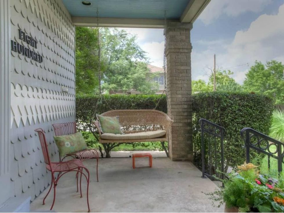 800 Virginia Pl. porch