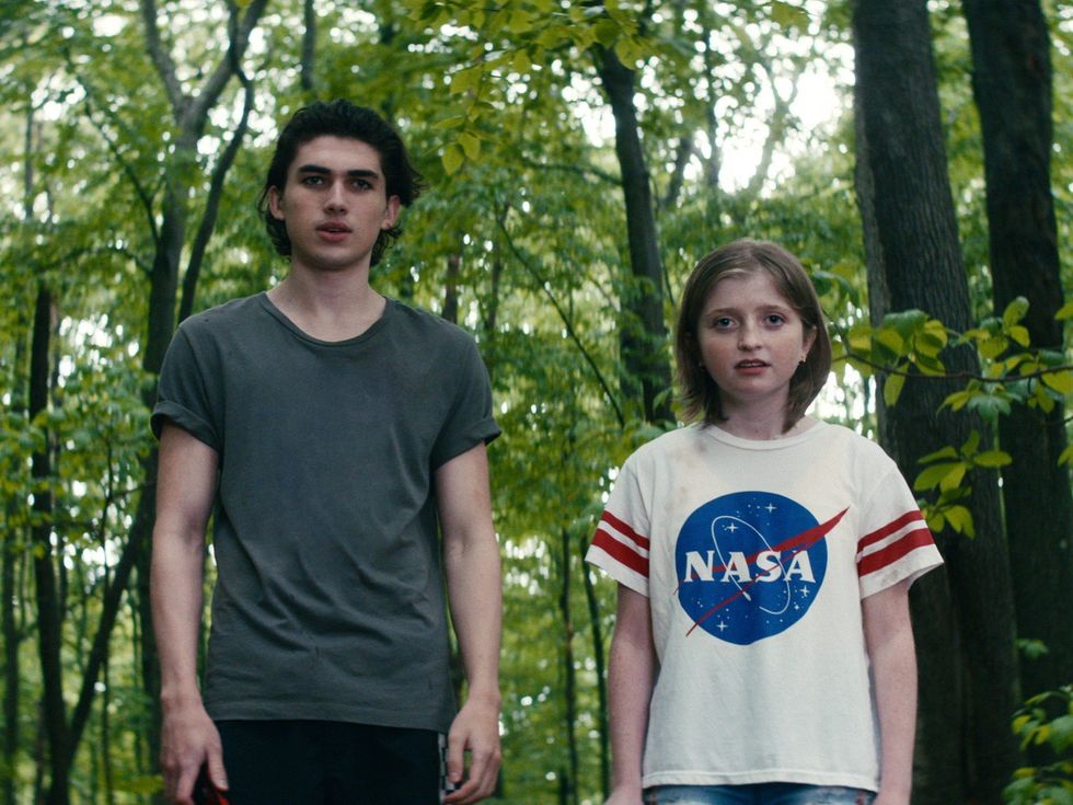 Charlie Evans and Farrah Mackenzie in Leave the World Behind