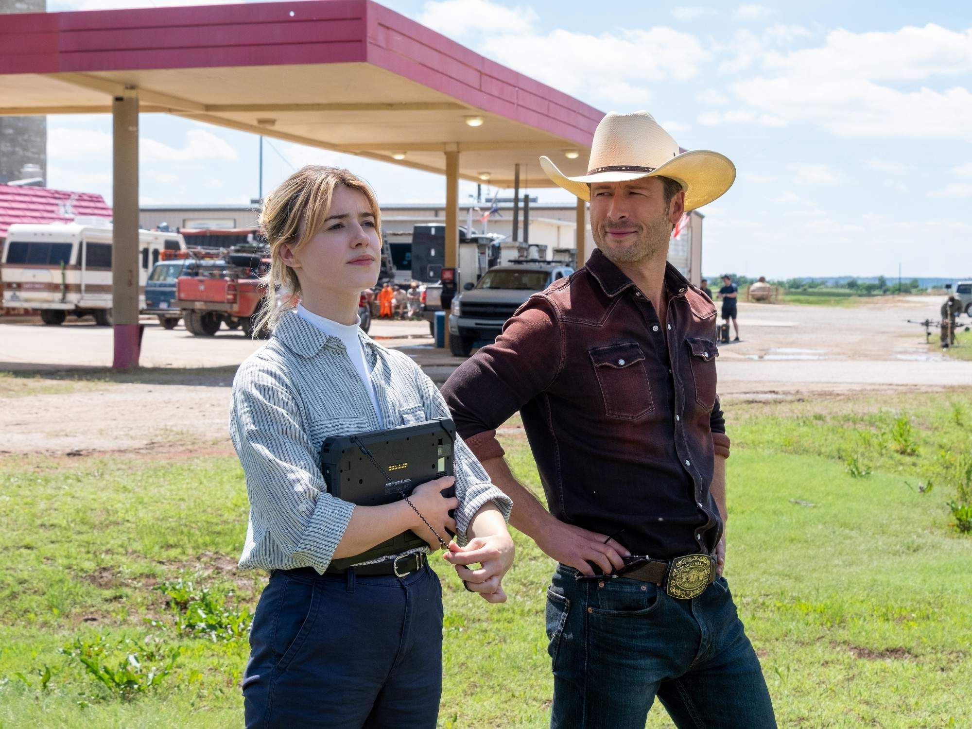 Daisy Edgar-Jones and Glen Powell in Twisters