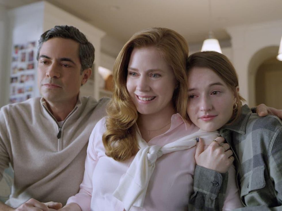 Danny Pino, Amy Adams, and Kaitlyn Dever in Dear Evan Hansen
