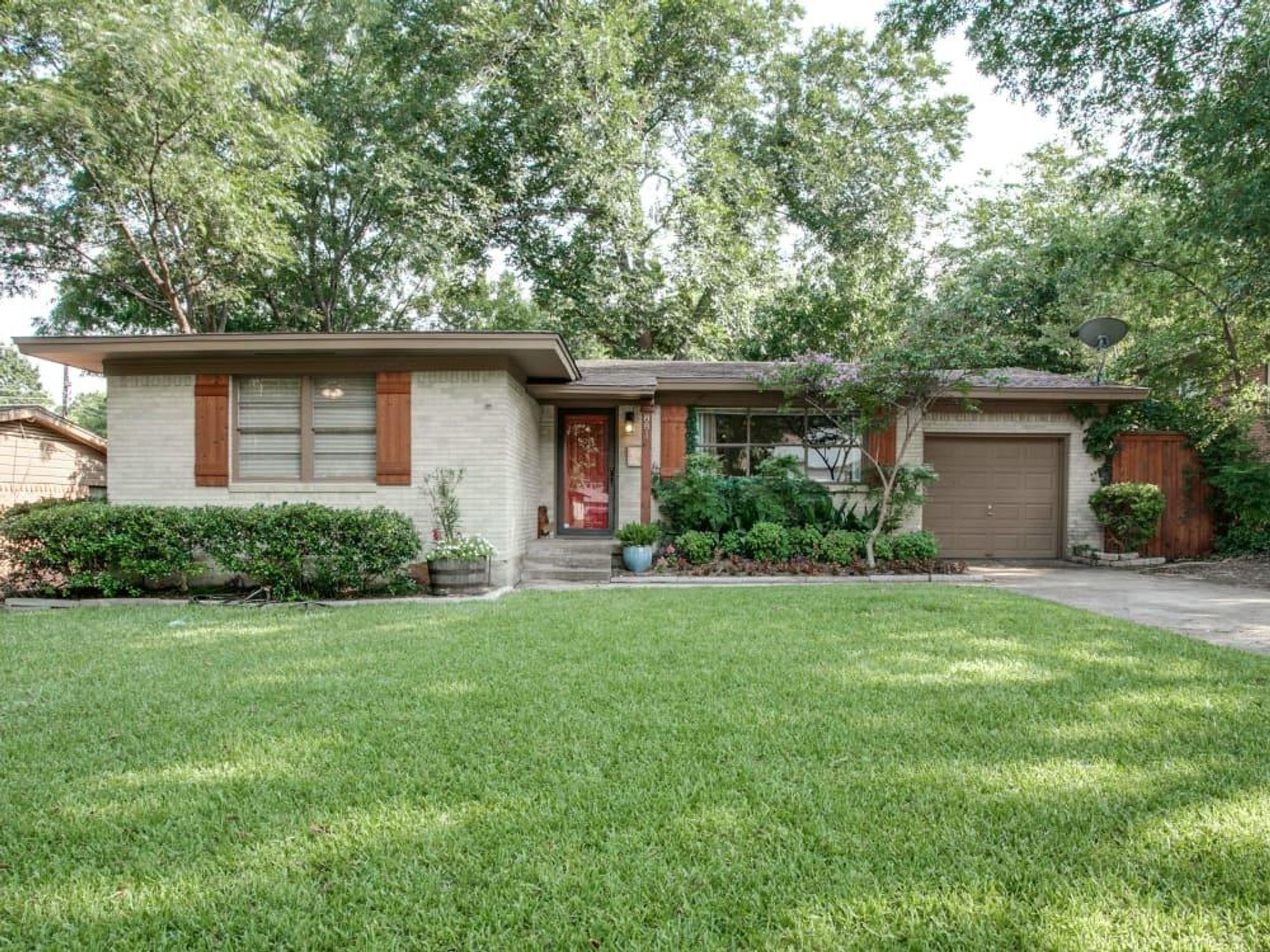 Exterior of 881 Berkinshire Dr. in Dallas