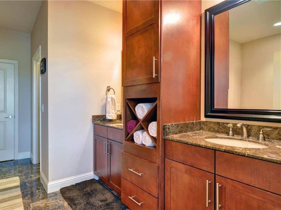 Fort Worth home, 644 East Bluff Street, bathroom