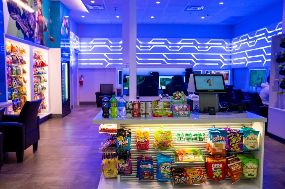 texas-airport-powers-up-totally-cool-new-gaming-lounge-for-bored-and