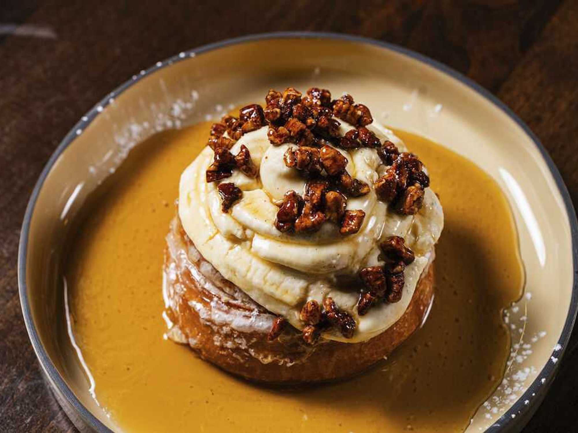 Giant cinnamon roll Hotel Vin