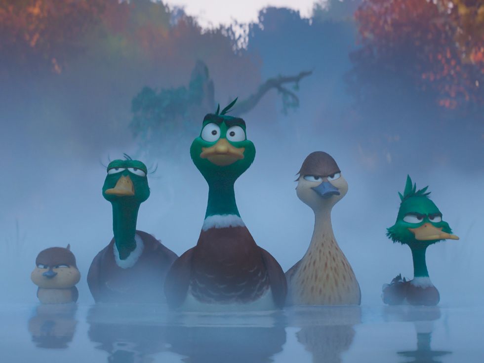 Gwen (Tresi Gazal), Uncle Dan (Danny DeVito), Mack (Kumail Nanjiani), Pam (Elizabeth Banks), and Dax (Caspar Jennings) in Migration