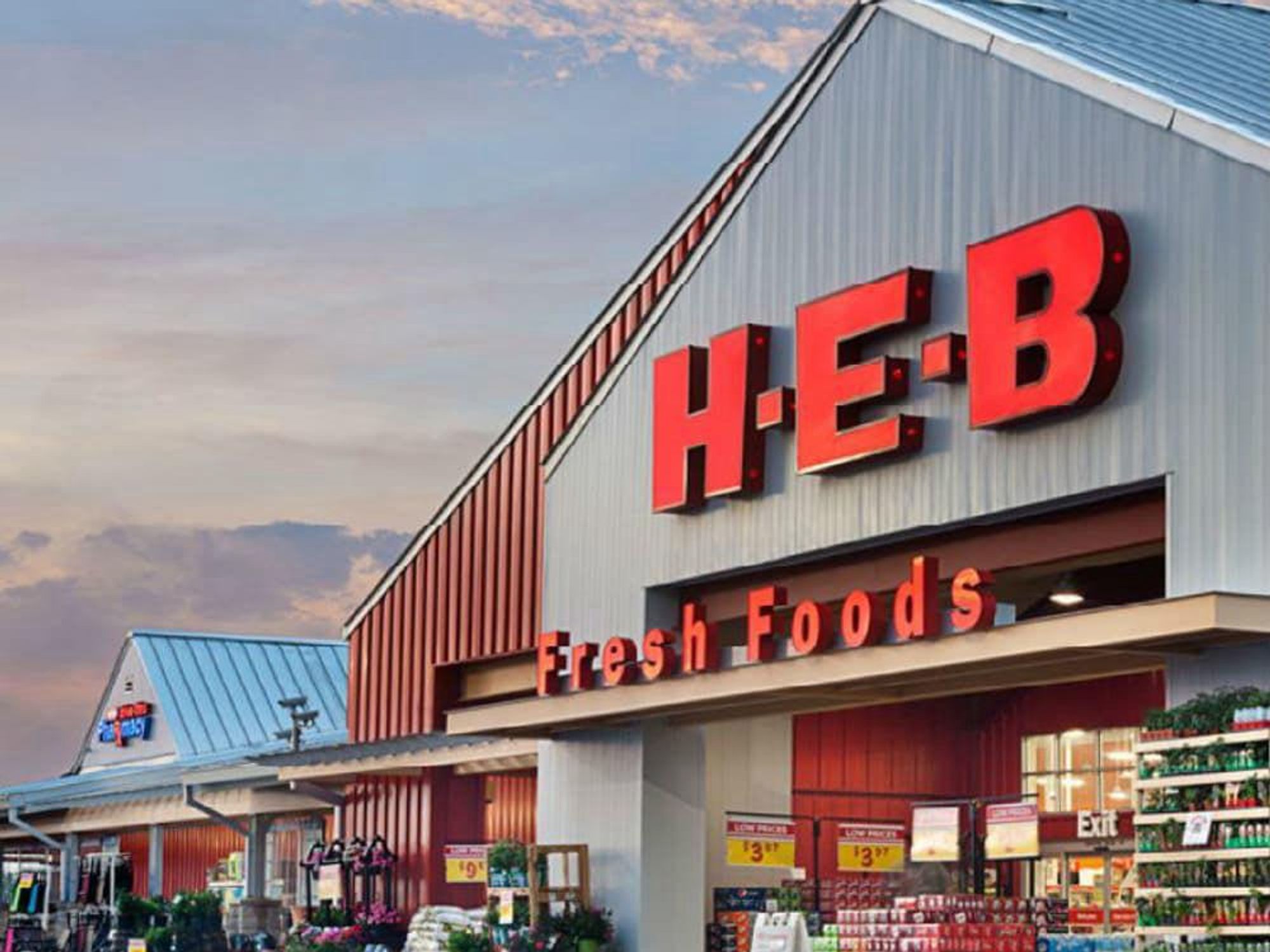 A new H-E-B is opening in Waxahachie!
