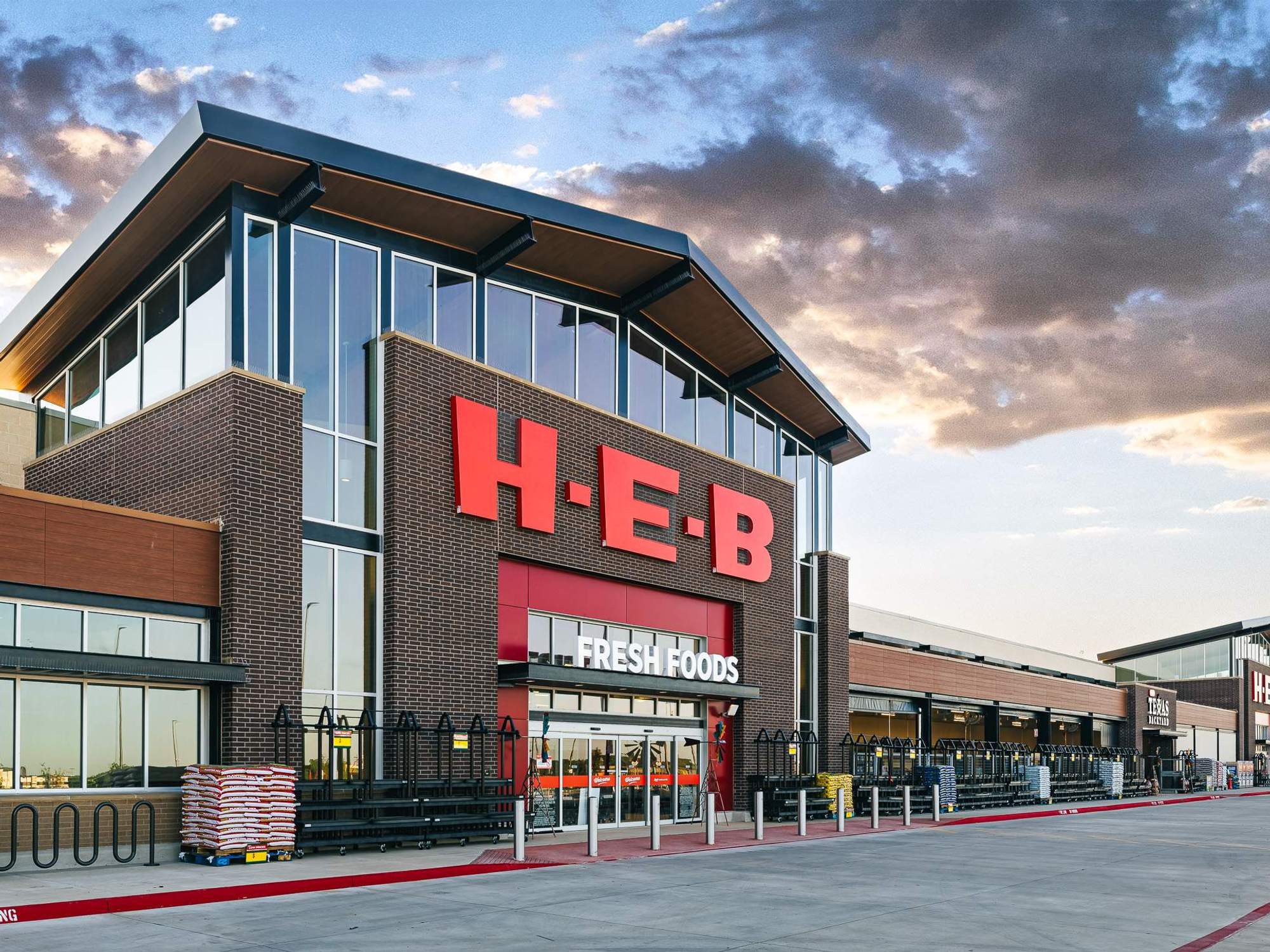 Opening day for the new H-E-B supermarket in Mansfield has arrived ...