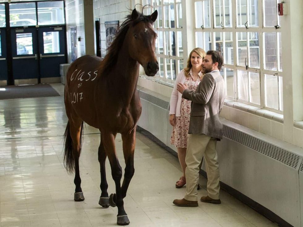 Jillian Bell and Charlie Day in Fist Fight