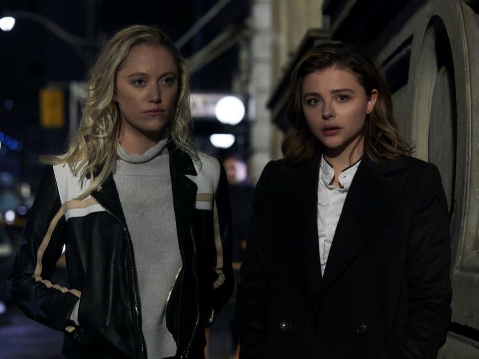 Maika Monroe and Chlo\u00eb Grace Moretz in Greta