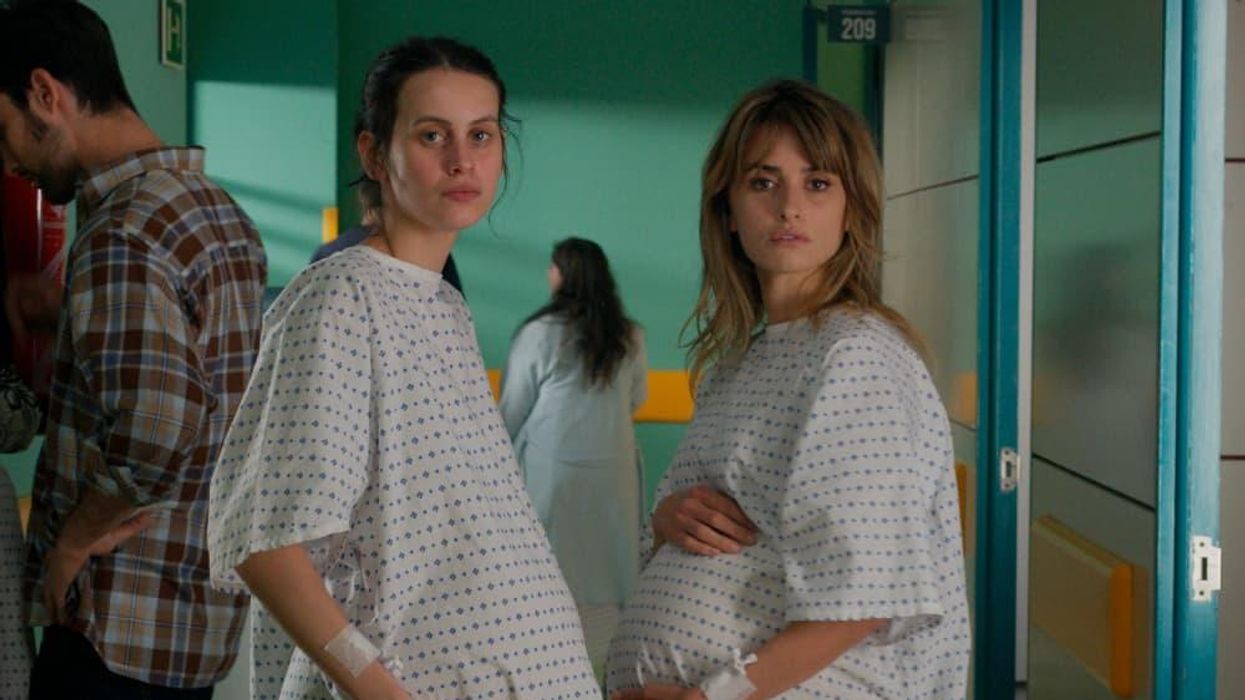 Milena Smit and Penelope Cruz in Parallel Mothers