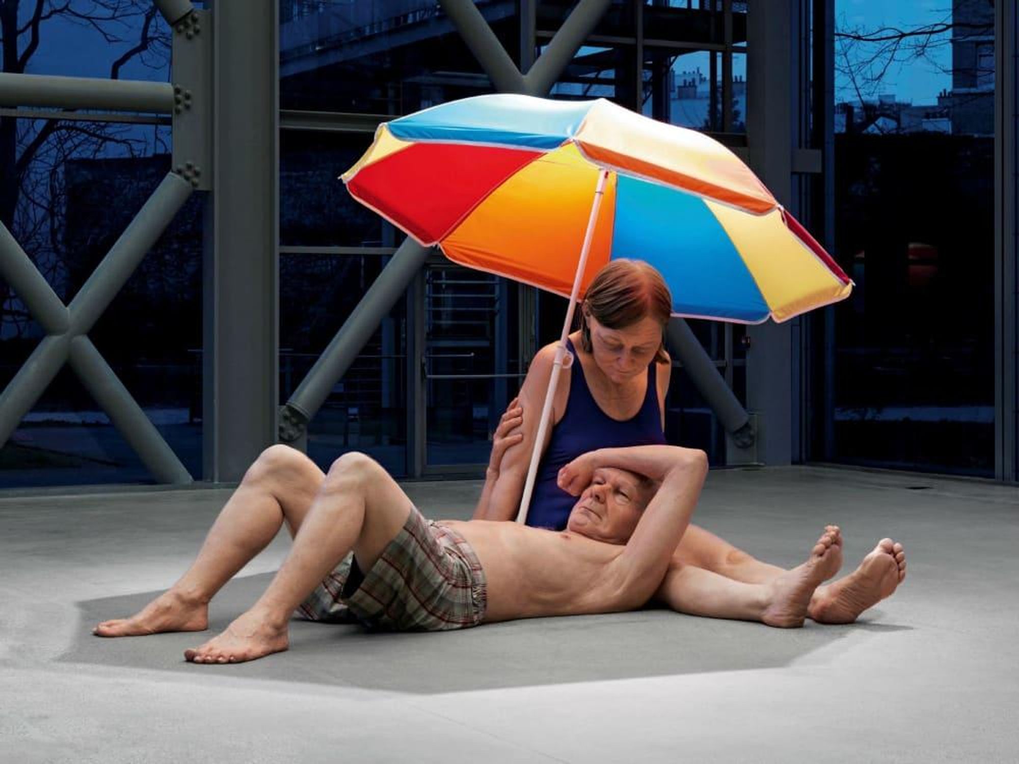 Ron Mueck: Couple under an Umbrella