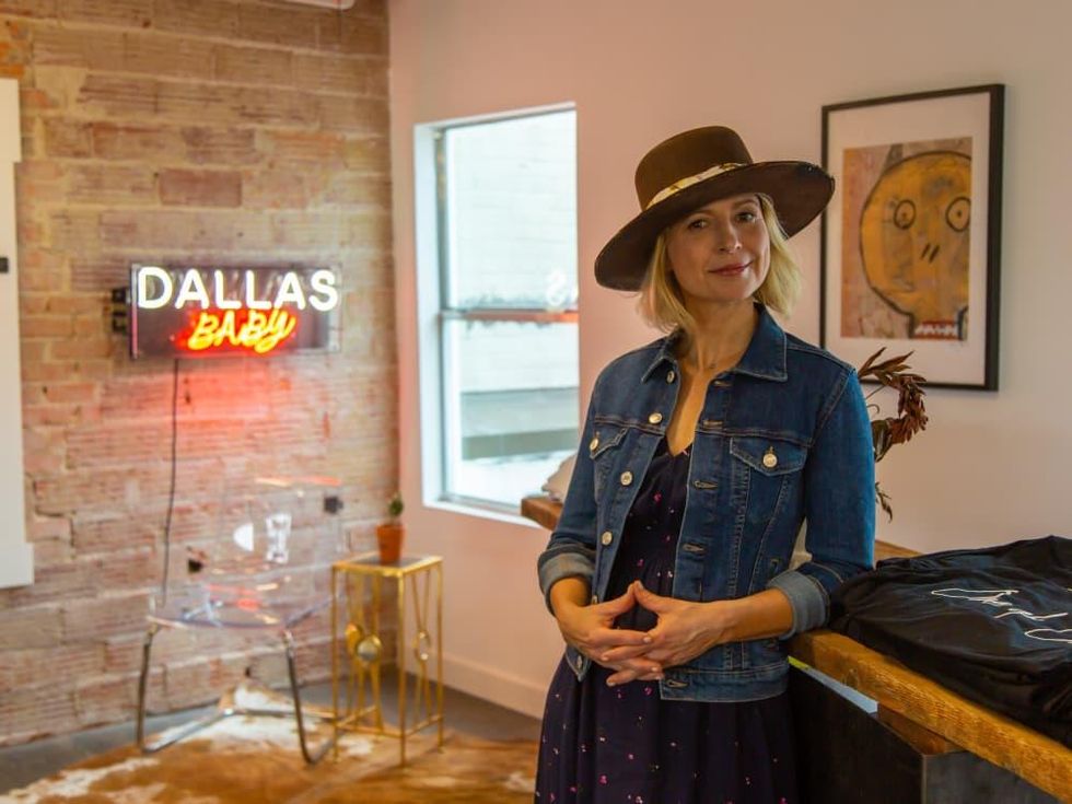 Samantha Brown, Travis Austin hat