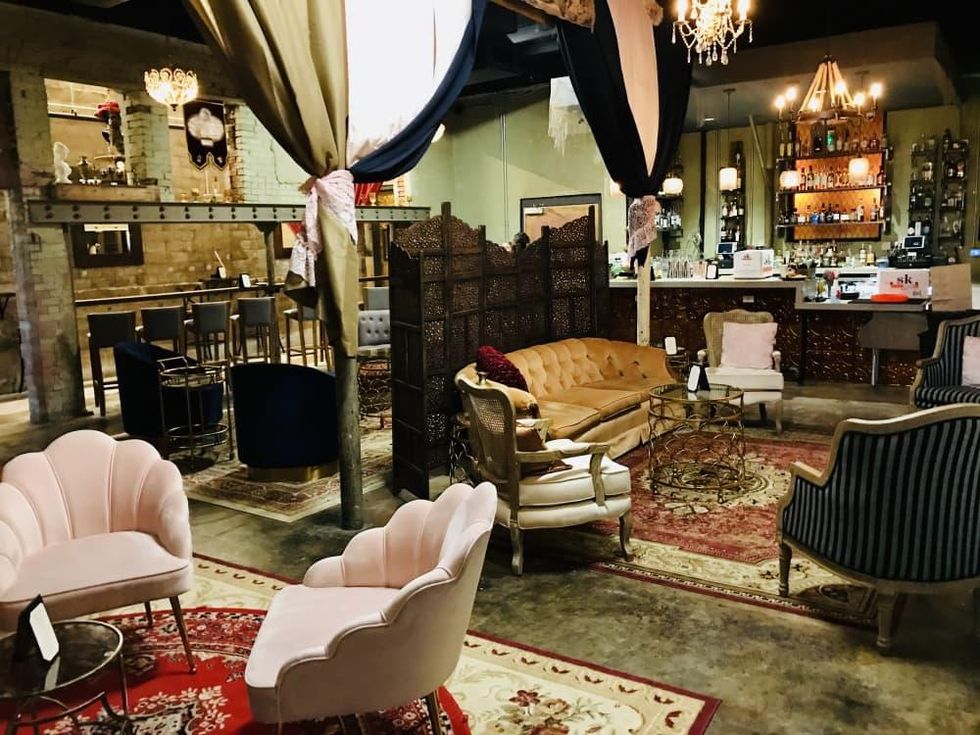 The Amber Room, Wishbone & Flynt