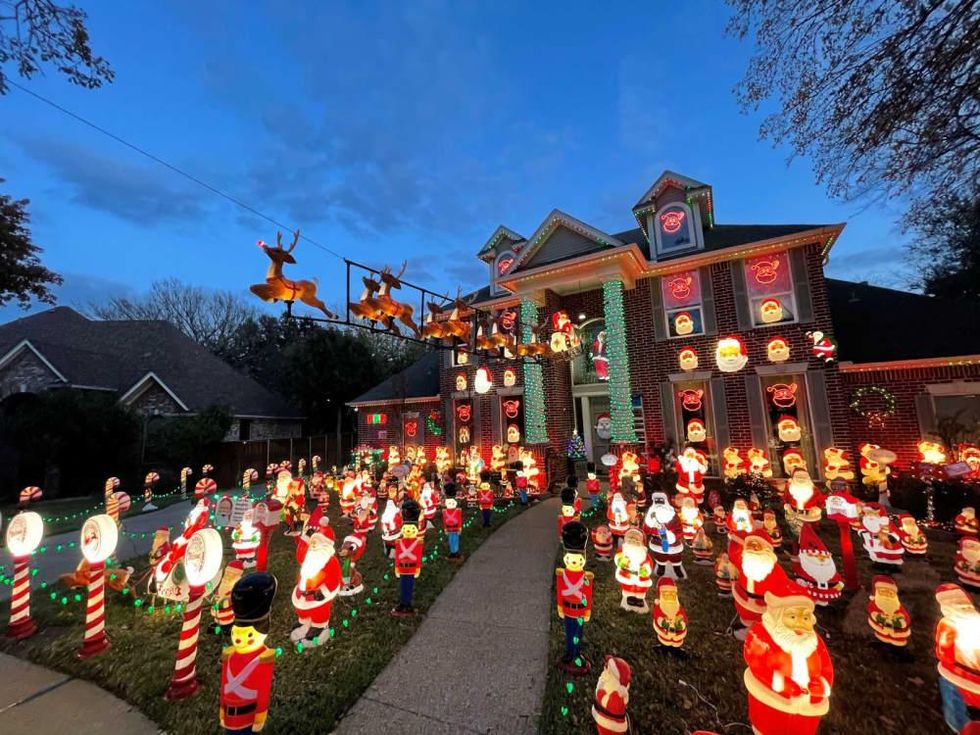 Grapevine 'Santa House' takes St. Nick decor over the rooftop for charity